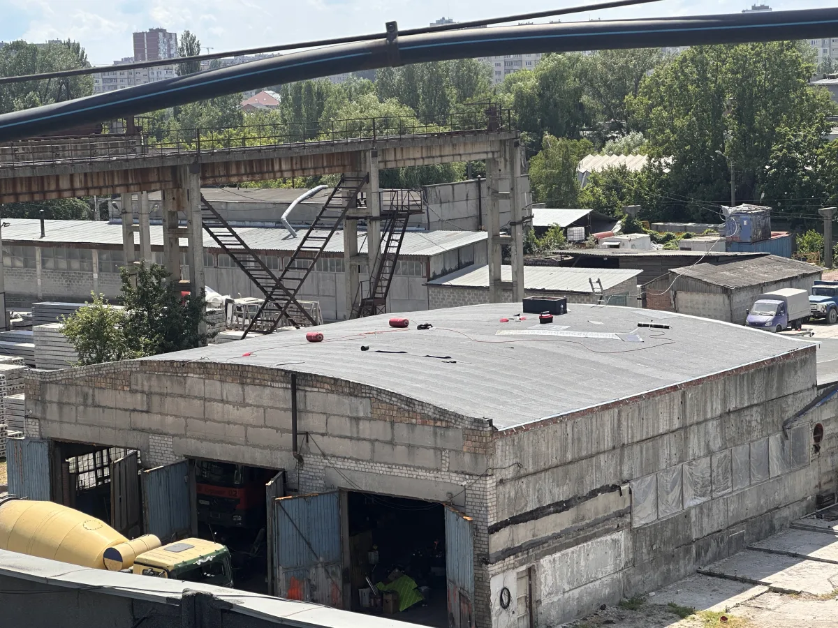Рулонні покрівельні матеріали на плоскому даху під час робіт