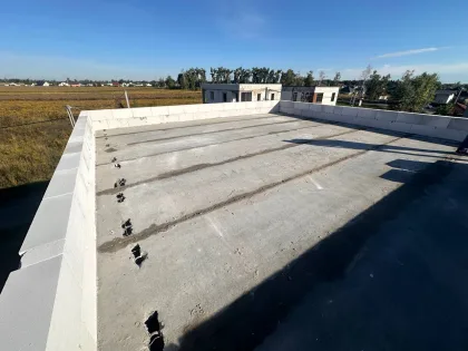 Підготовлена бетонна основа плоскої покрівлі